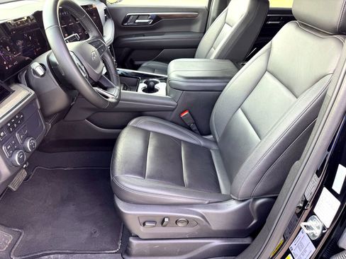 Used 2025 Chevrolet Suburban Z71 image 12