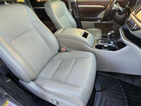Used 2019 Toyota Highlander XLE AWD/4WD image 36
