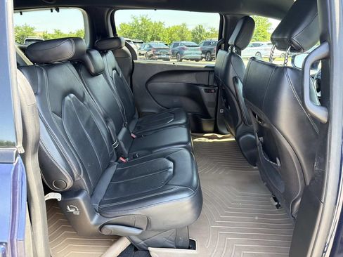 Used 2019 Chrysler Pacifica Touring-L w/ Advanced Safetytec Group FWD image 23