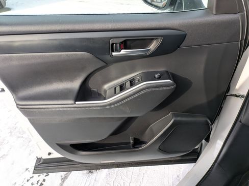 Used 2023 Toyota Highlander XLE image 6