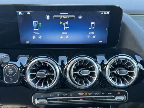 Used 2025 Mercedes-Benz GLA 250 4MATIC image 21