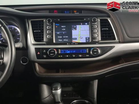 Used 2017 Toyota Highlander XLE FWD image 24