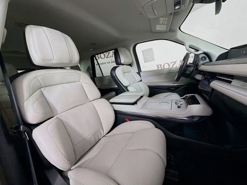 New 2026 Lincoln Navigator Premiere AWD/4WD image 33