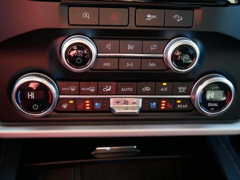 Certified 2024 Ford Expedition XLT image 25