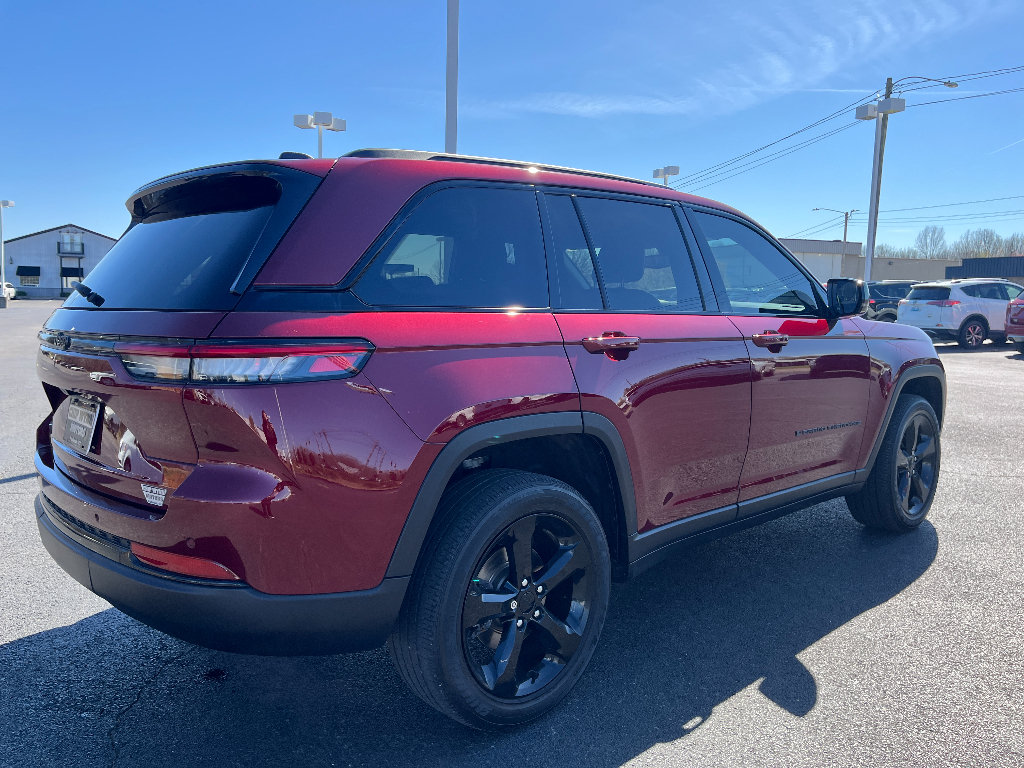Used 2023 Jeep Grand Cherokee Altitude AWD/4WD image 8