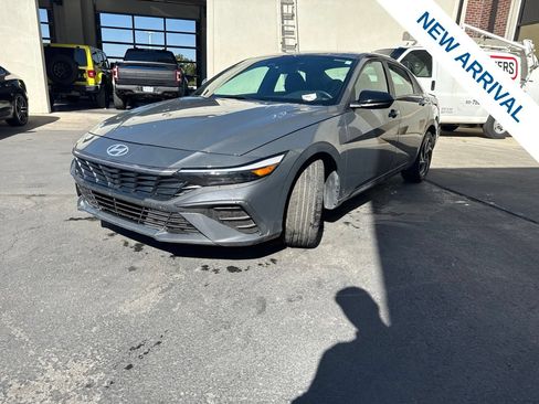 Used 2025 Hyundai Elantra Sport FWD image 3