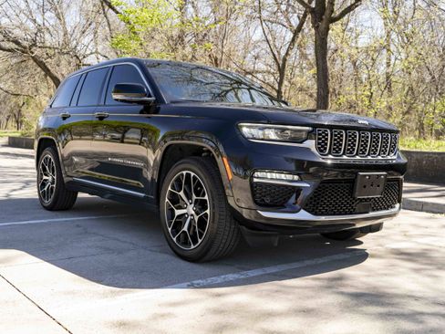 Used 2023 Jeep Grand Cherokee Summit AWD/4WD image 2