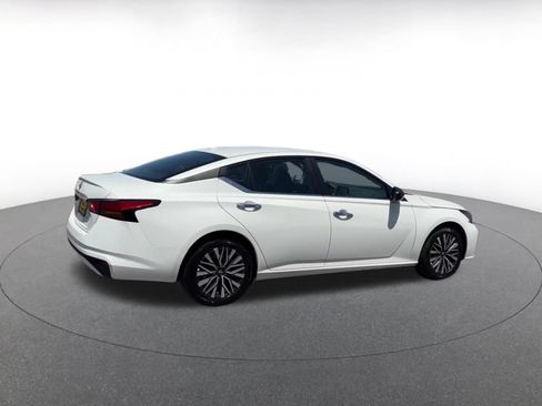 Used 2025 Nissan Altima 2.5 SV FWD image 14