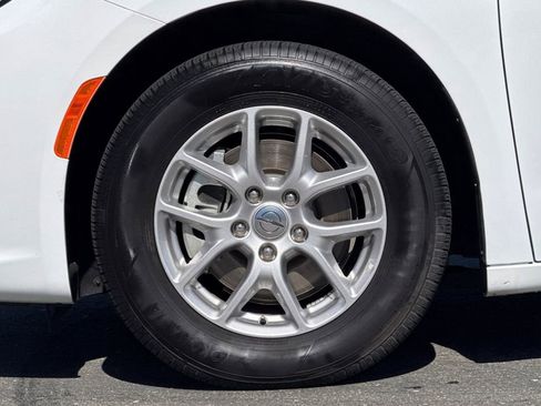 Used 2024 Chrysler Pacifica Touring-L FWD image 15