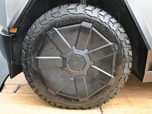 Used 2024 Tesla Cybertruck AWD Crew Cab image 10