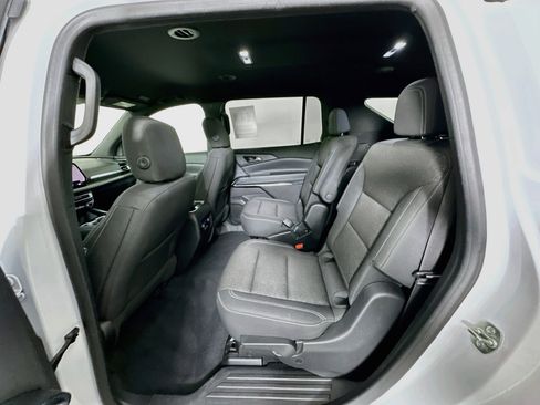Used 2025 Chevrolet Traverse LT FWD image 28