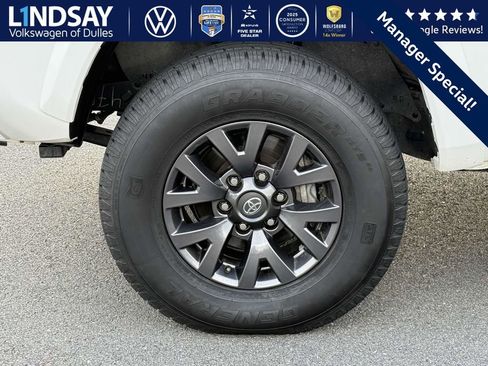 Used 2023 Toyota Tacoma SR5 w/ Technology Package image 7