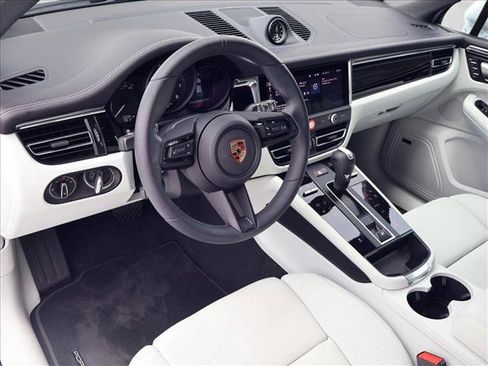 Certified 2025 Porsche Macan AWD/4WD image 4