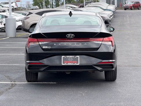 Used 2023 Hyundai Elantra SEL w/ Convenience Package FWD image 6
