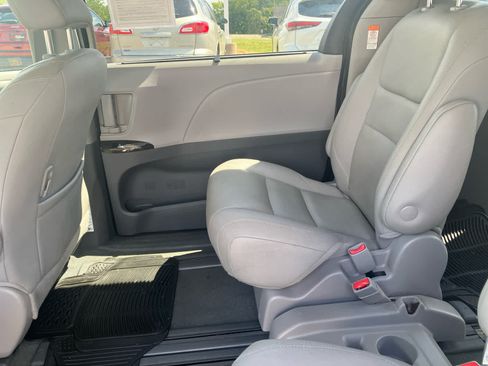 Used 2020 Toyota Sienna XLE FWD image 30