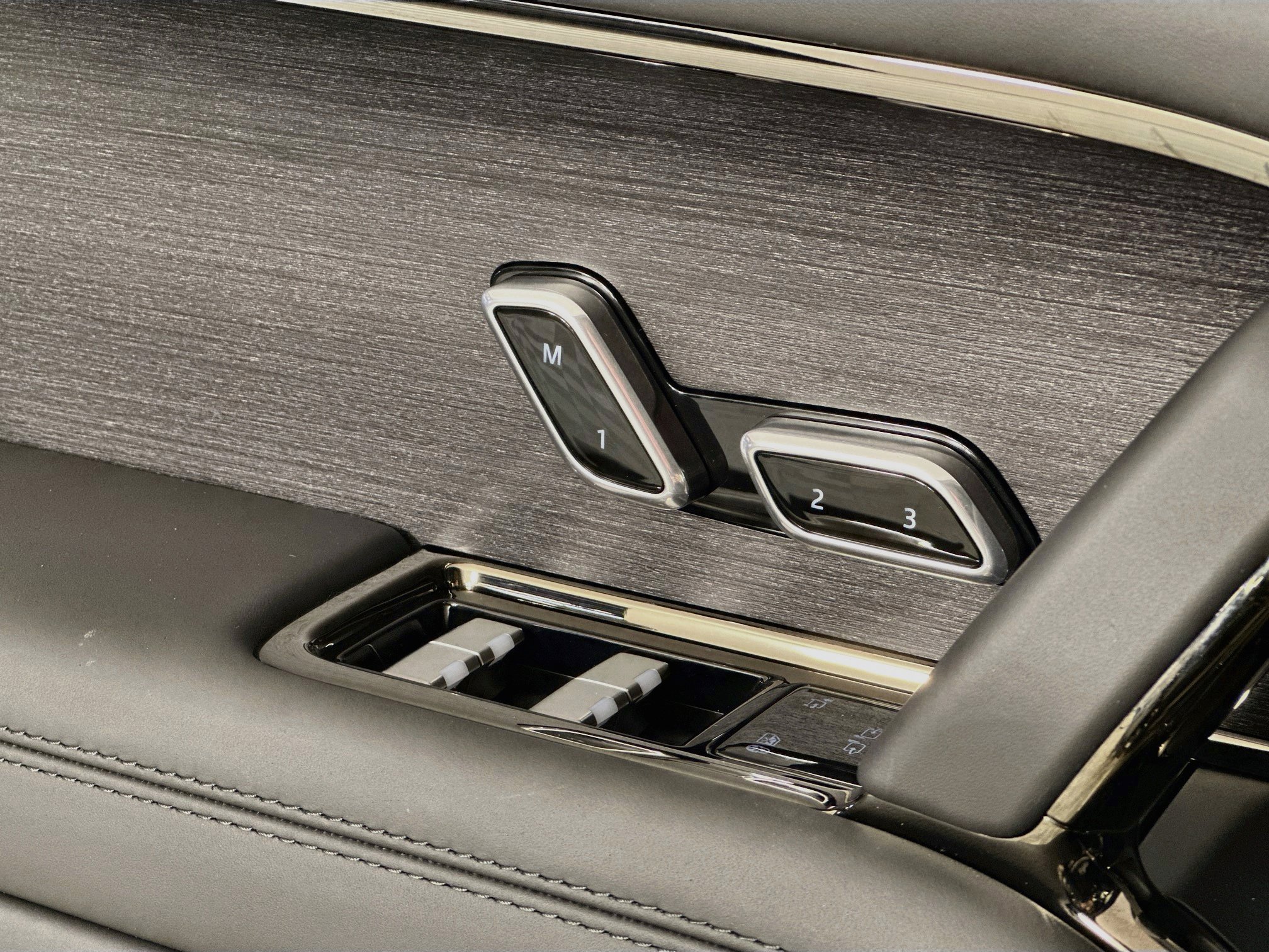 New 2026 Land Rover Range Rover SV AWD/4WD image 18