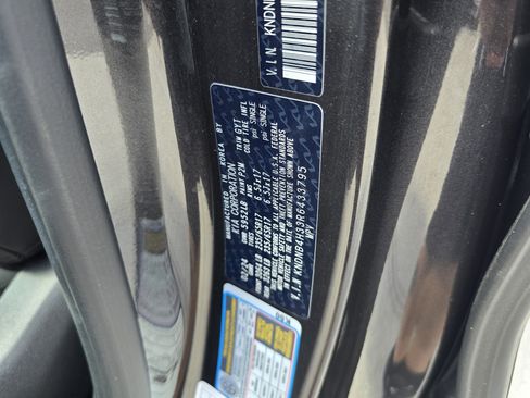 Used 2024 Kia Carnival LX image 34