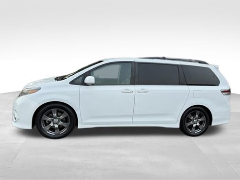 Used 2017 Toyota Sienna SE Premium FWD image 2