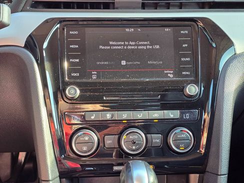 Used 2020 Volkswagen Passat 2.0T SE image 16