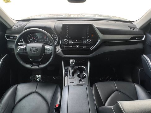 Used 2021 Toyota Highlander XLE FWD image 10