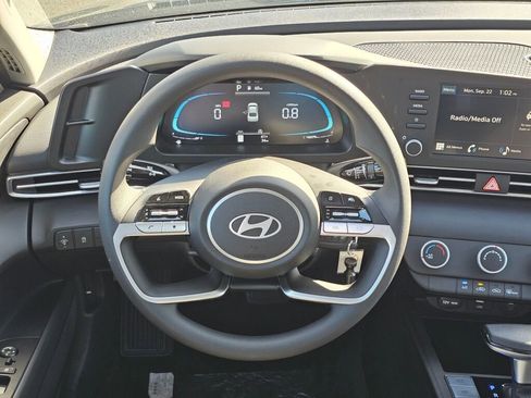 Used 2025 Hyundai Elantra SE image 15