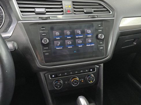 Used 2018 Volkswagen Tiguan SE w/ Panoramic Sunroof Package image 10