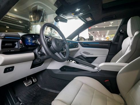 New 2025 Porsche Macan Turbo Electric AWD/4WD image 4
