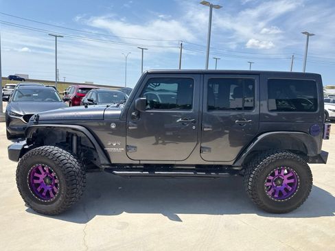 Used 2016 Jeep Wrangler Unlimited Sahara w/ Connectivity Group AWD/4WD image 9