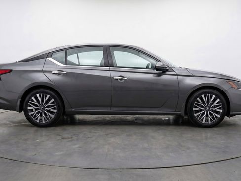 Used 2025 Nissan Altima 2.5 SV FWD image 11