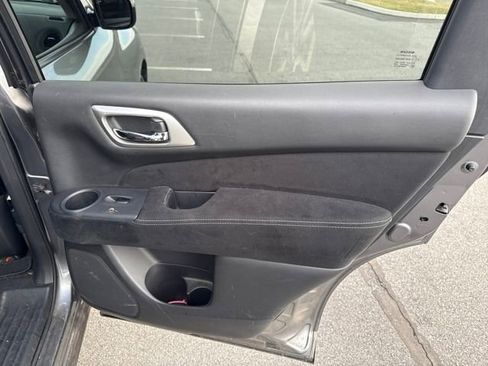Used 2015 Nissan Pathfinder S image 16