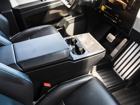 Used 2024 Tesla Cybertruck AWD Crew Cab image 33
