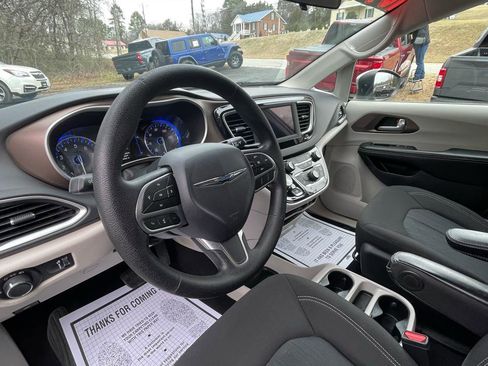 Used 2020 Chrysler Voyager L image 18