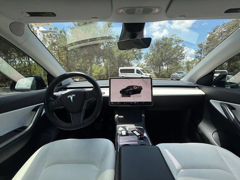 Used 2022 Tesla Model Y Long Range AWD/4WD image 18