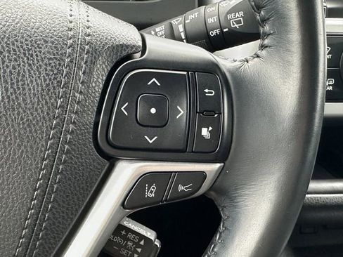 Used 2018 Toyota Highlander SE FWD image 28