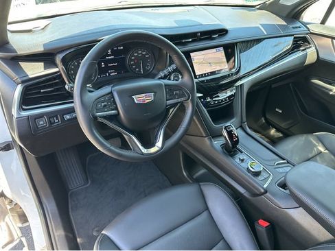 Certified 2025 Cadillac XT6 Premium Luxury w/ Technology Package FWD image 6