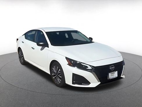 Used 2025 Nissan Altima 2.5 SV FWD image 3