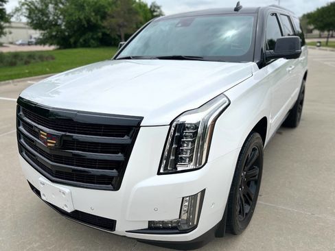 Used 2020 Cadillac Escalade Premium Luxury RWD image 2