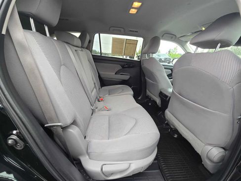 Used 2023 Toyota Highlander LE AWD/4WD image 12