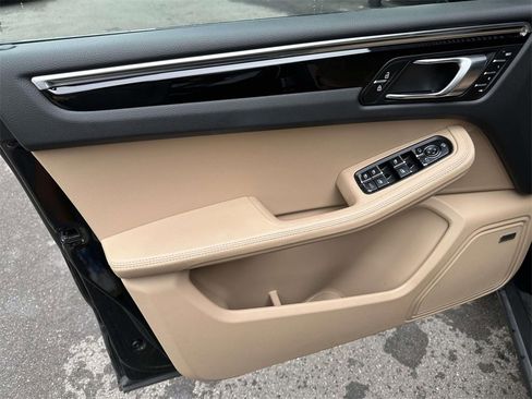 Used 2025 Porsche Macan image 16