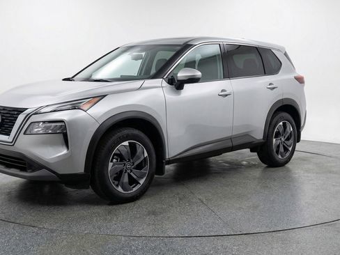 Used 2025 Nissan Rogue SV FWD image 3