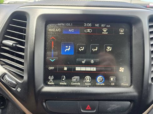 Used 2017 Jeep Cherokee Latitude w/ Cold Weather Group AWD/4WD image 20