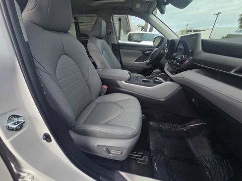 New 2026 Toyota Highlander XLE image 11