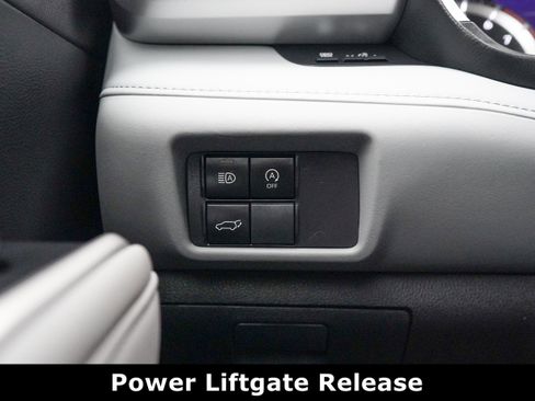 Used 2023 Toyota Highlander XLE image 11