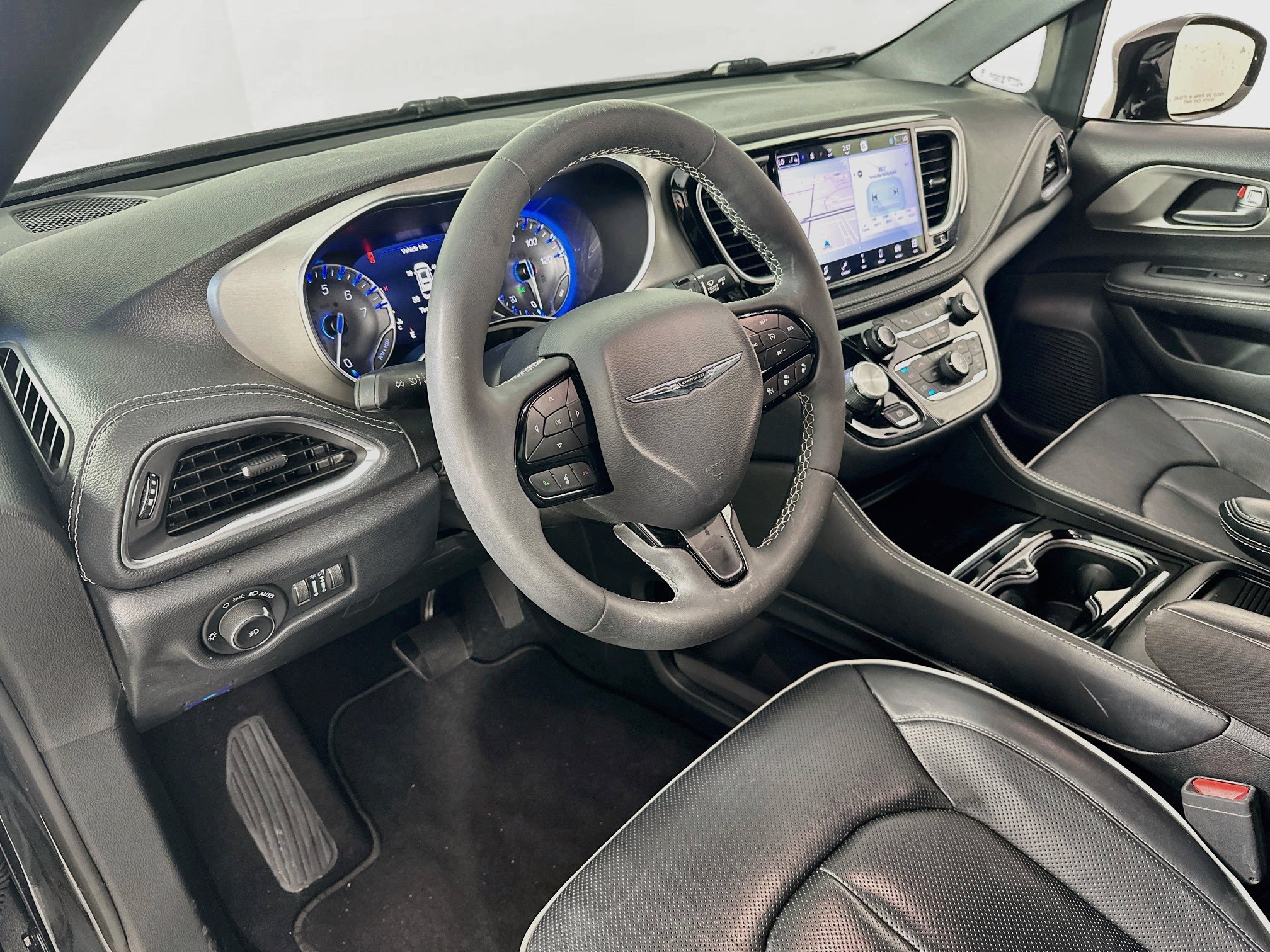 Used 2023 Chrysler Pacifica Limited w/ S Appearance Package FWD image 9