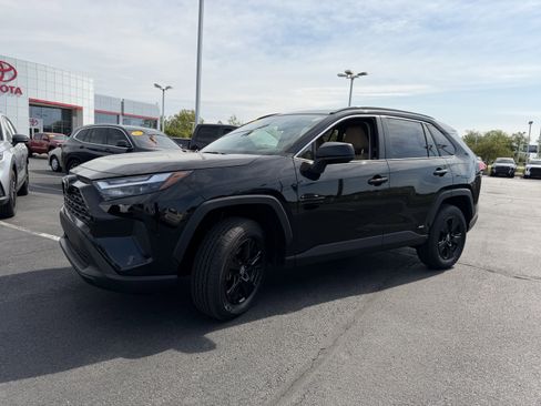 Used 2025 Toyota RAV4 LE AWD/4WD image 3
