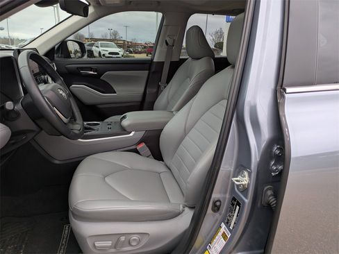 Used 2023 Toyota Highlander XLE image 10