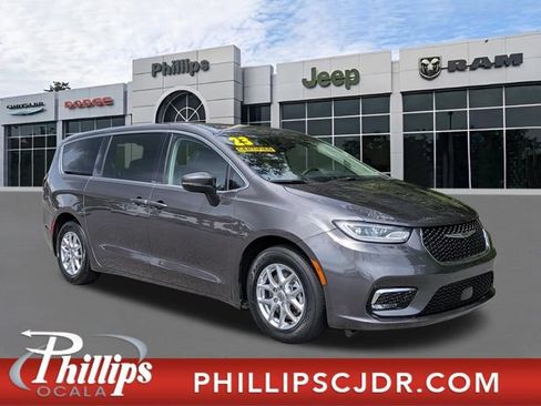 Used 2023 Chrysler Pacifica Touring-L FWD image 1