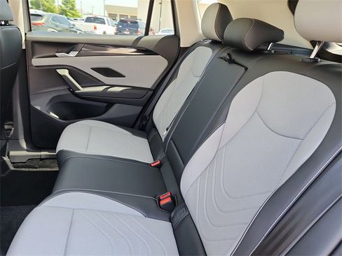 New 2025 Volkswagen Tiguan SE image 15