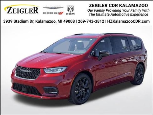 Certified 2025 Chrysler Pacifica Limited FWD image 1