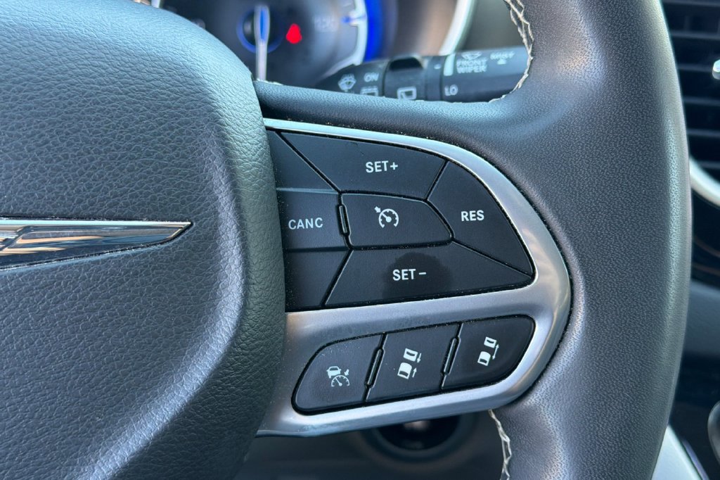 Used 2022 Chrysler Pacifica Touring-L FWD image 33